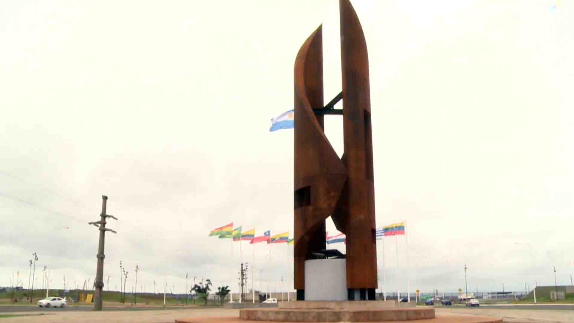 Escultura Ñañuá emplazada en cabecera del puente simboliza la hermandad