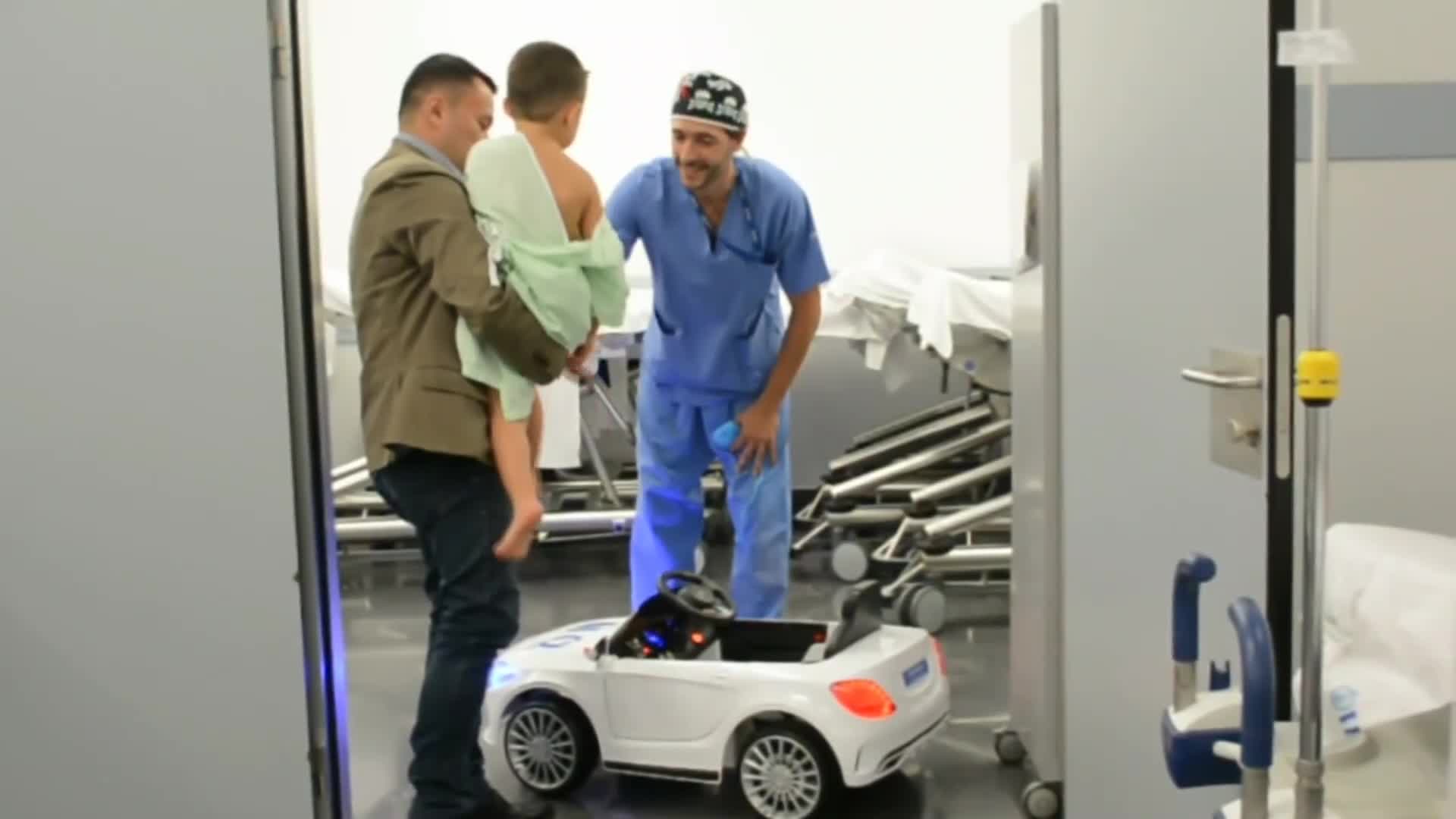 Hospital Pediátrico lleva a los pacientes en auto hasta el quirófano