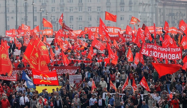Una multitud participa en la manifestación convocada con motivo del Día del Trabajador en Moscú. EFE/ Yuri Kochetkov