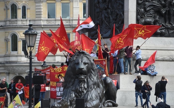 Marcha convocada con motivo del Día Internacional de los Trabajadores en la plaza Trafalgar en Londres. EFE/ Facundo Arrizabalaga
