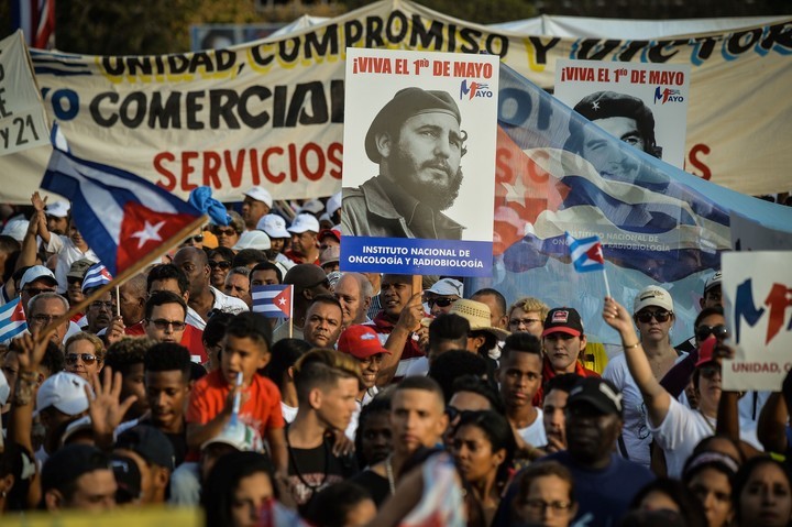 desfile con motivo del Día del Trabajo en La Habana. AFP PHOTO / Yamil LAGE
