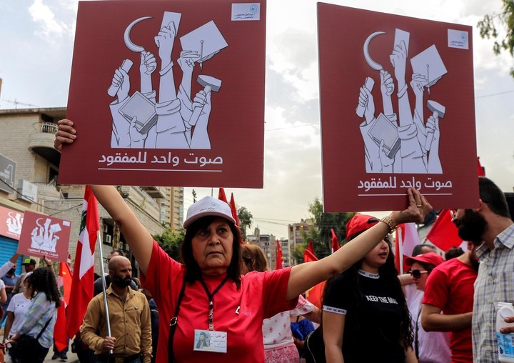 Miembros de la comunidad de desaparecidos forzosos protestan con pancartas que rezan "un voto por los desaparecidos" durante una manifestación convocada con motivo del Dia Internacional de los Trabajadores en Beirut (Líbano) hoy, 1 de mayo de 2018. EFE/ Nabil Mounzer
