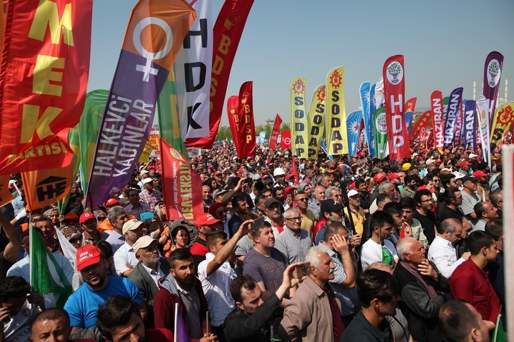 Trabajadores turcos gritan consignas durante una marcha hacia la plaza de Taksim con motivo del Día Internacional del Trabajador, en Estambul. EFE/ CEM TURKEL
