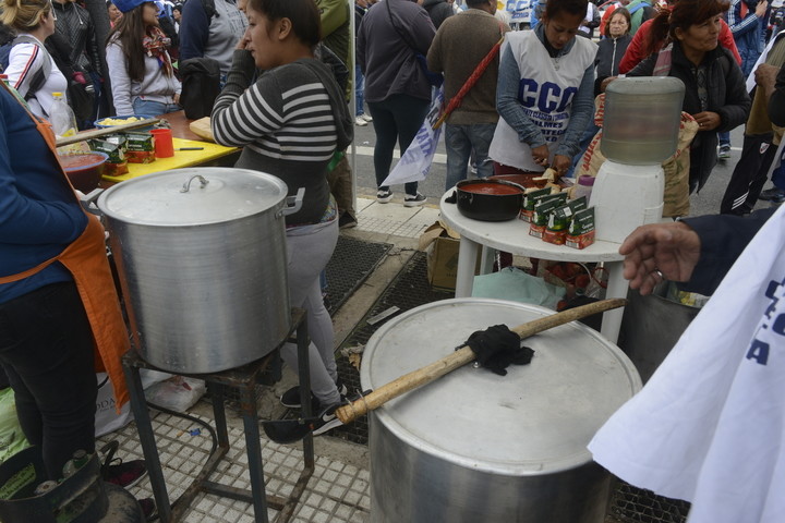 En el Día del trabajador Barrios de Pie instala ollas populares, a lo largo de la avenida 9 de Julio. (Alfredo Martinez)
