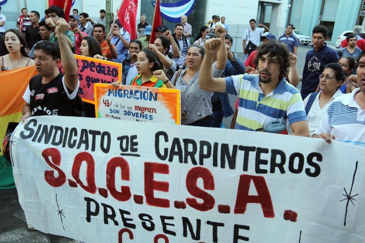 Decenas de personas marchan por las calles de Asunción con motivo del Día Internacional de los Trabajadore. EFE/Andrés Cristaldo
