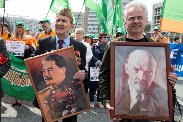 Los retratos de Vladimir Lenin, a la derecha, y del ex líder soviético Josef Stalin (AP Photo/Alexander Zemlianichenko)
