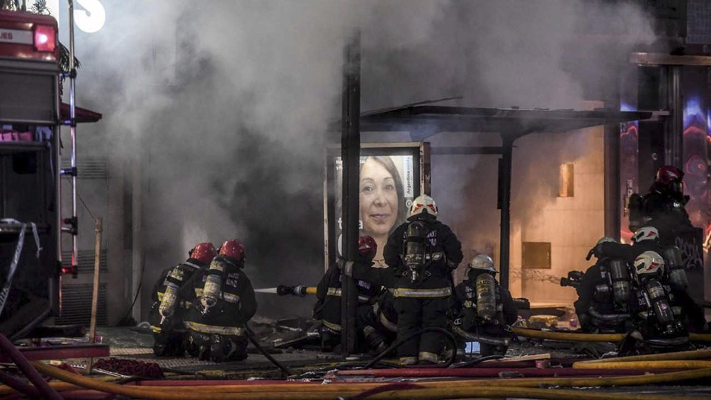 Dos bomberos murieron y seis resultaron heridos por explosiones e incendio en una perfumería