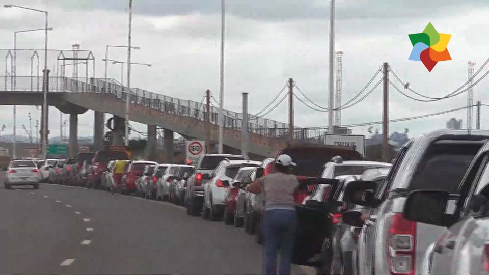 Feriado en el Puente: larga fila para cruzar Posadas - Encarnación