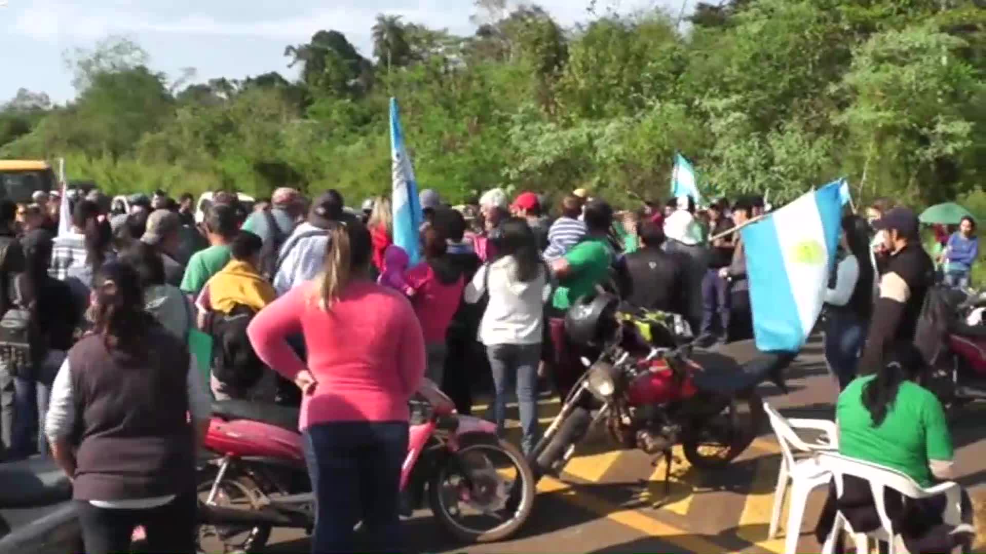 Jornada nacional de protestas: manifestantes cortan totalmente el acceso a Puerto Iguazú