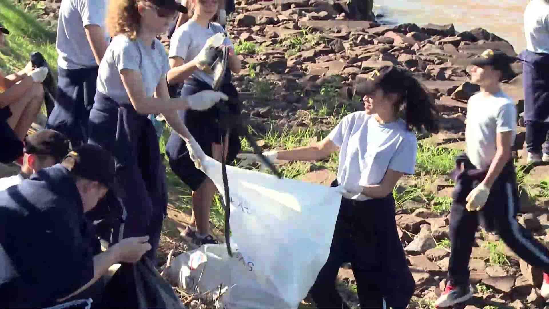 Cadetes del Liceo Storni realizaron limpieza de costa en la Costanera de Posadas