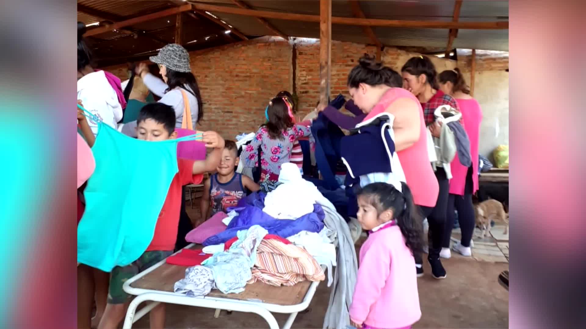 Movida solidaria: “Un caburé por un abrigo” entregaron ropa recolectada a familias del barrio Los Patitos