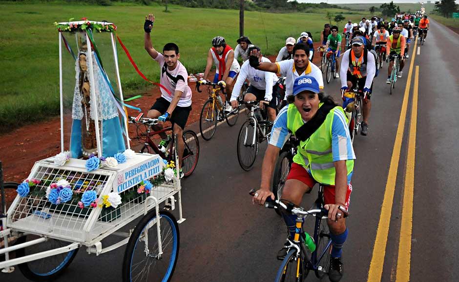 Peregrinos a Itatí: la fe viaja en bicicleta