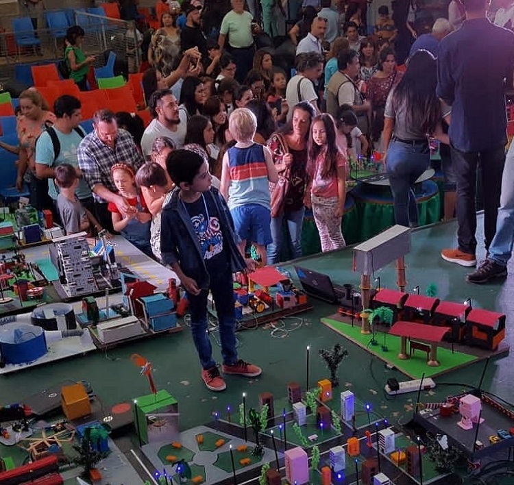 Estudiantes de la Escuela de Robótica presentan sus proyectos de "Smart City"