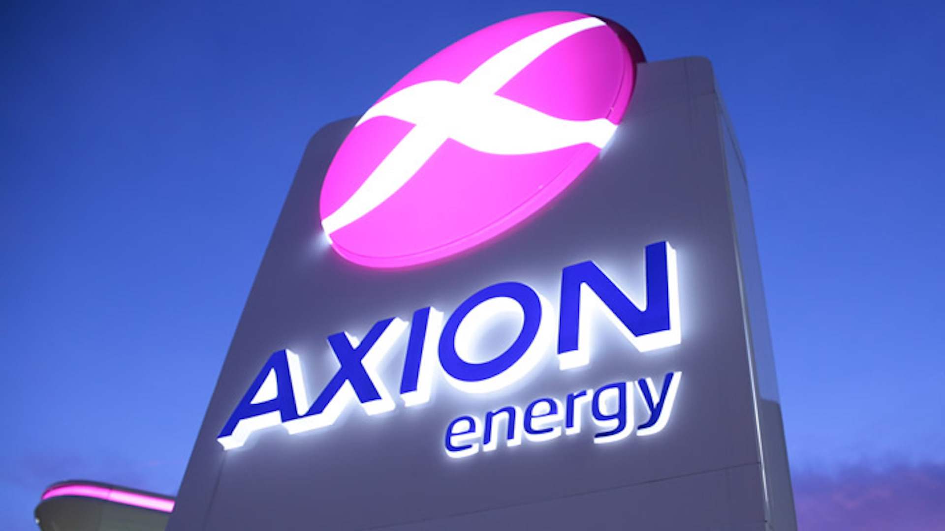 AXION bajó los precios de sus combustibles y se equipara con YPF