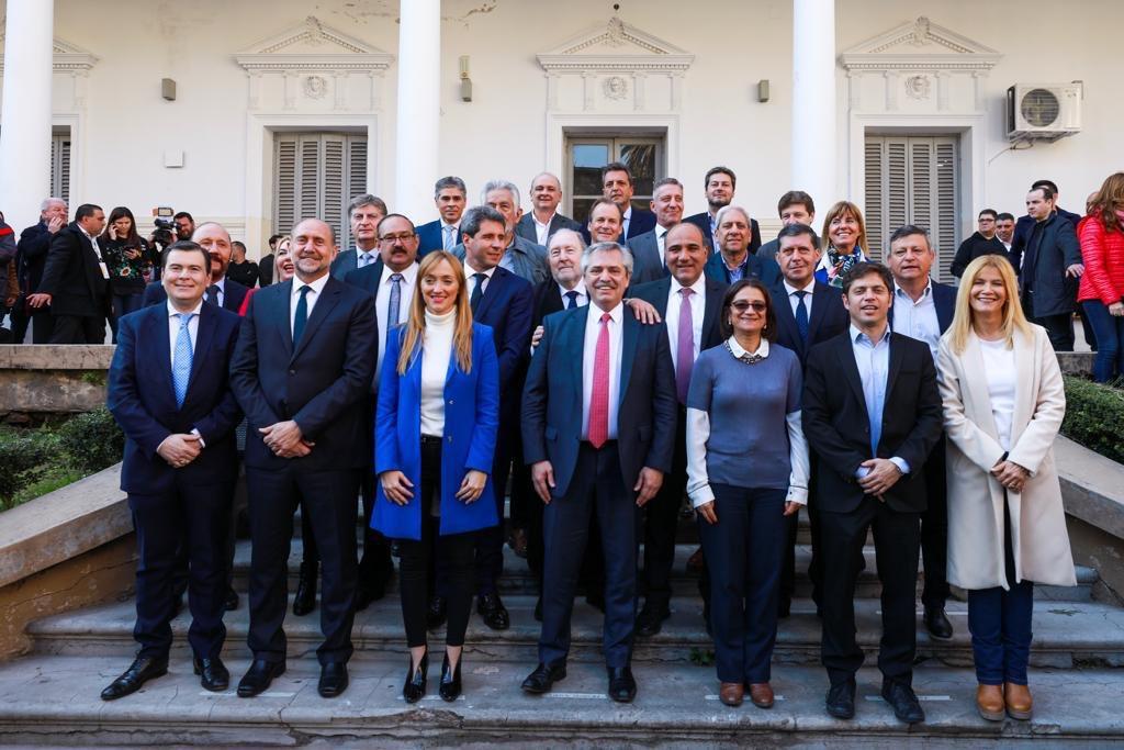 Alberto Fernández firmó un acta compromiso con gobernadores y referentes