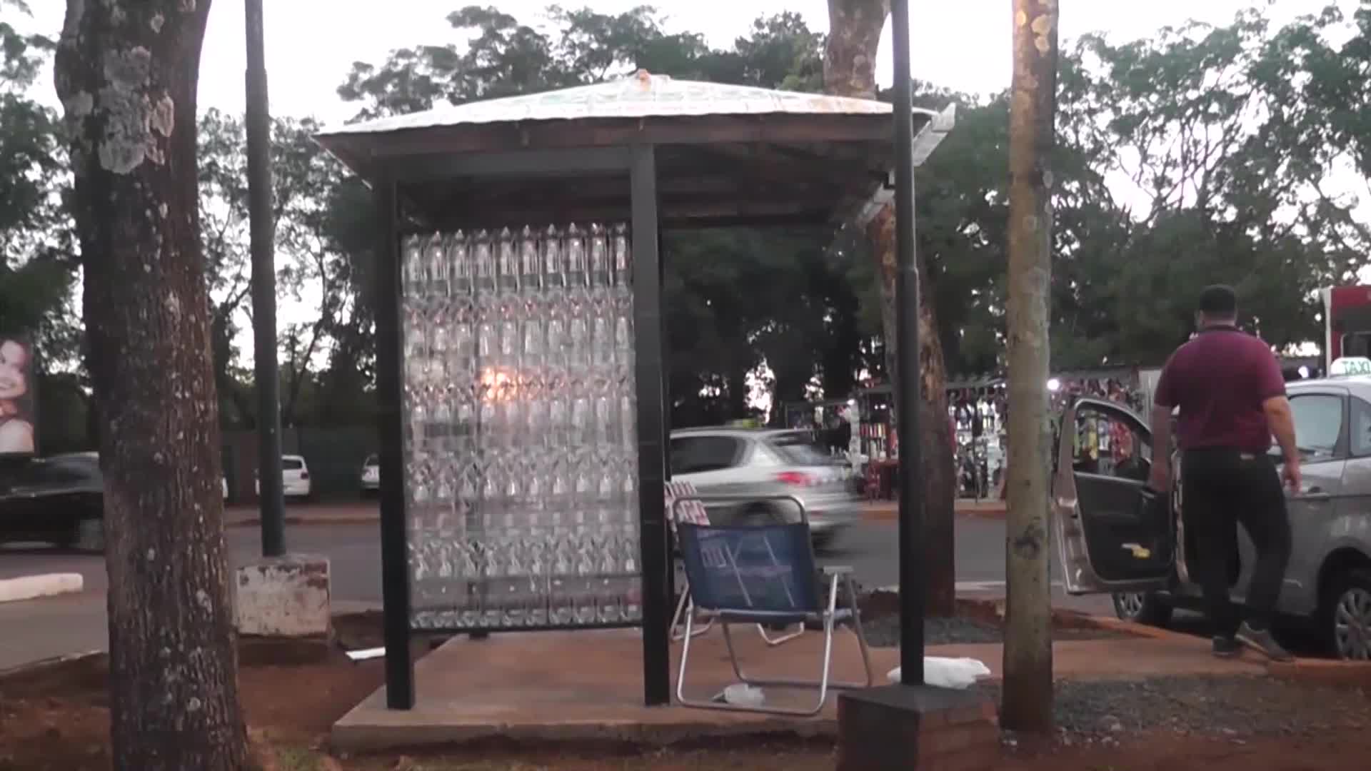 Puerto Iguazú: una casilla de taxis completamente realizada con materiales reciclados
