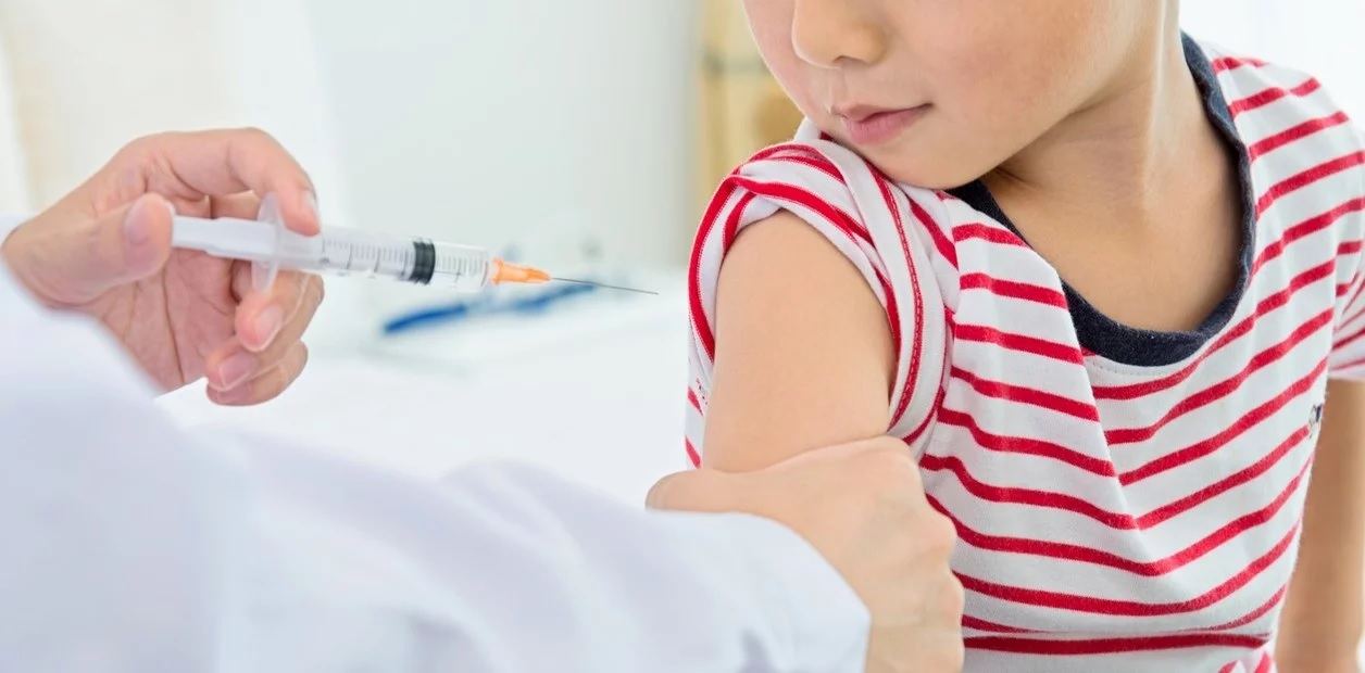 Recomiendan acercarse a los CAPS para completar el calendario de vacunación de los niños