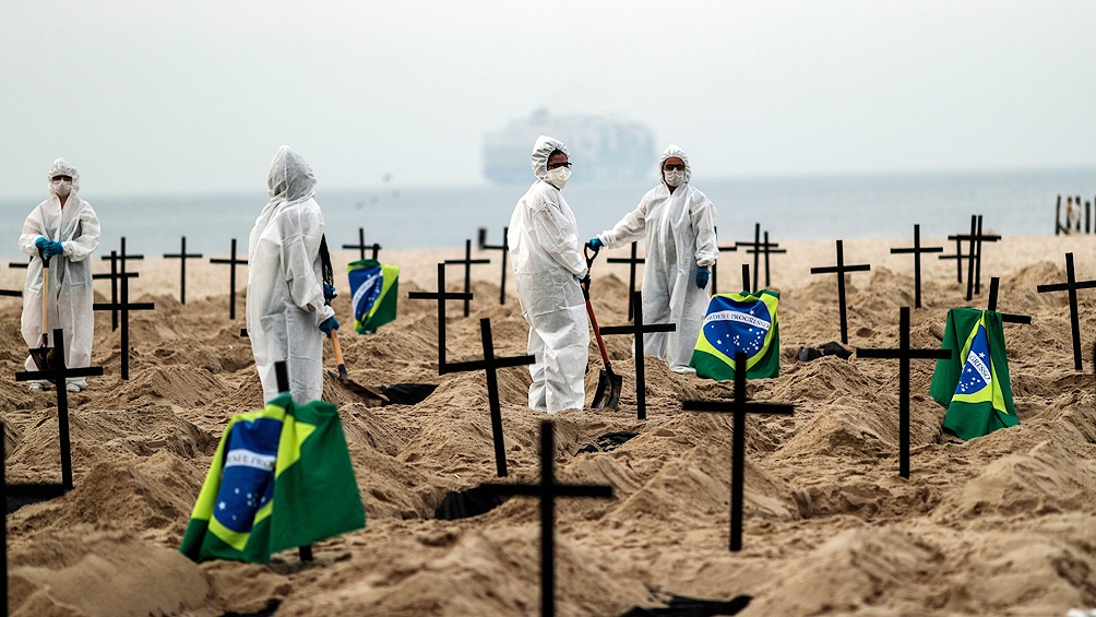 Impactante protesta contra Bolsonaro: cavaron fosas comunes en una playa de Copacabana