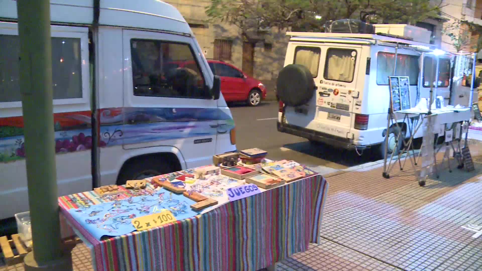 Feria de viajeros: artesanos ofrecieron sus productos en la costanera
