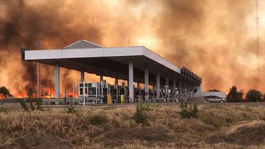 Contuvieron el incendio en la autopista Córdoba-Carlos Paz que rodeó una estación de servicio