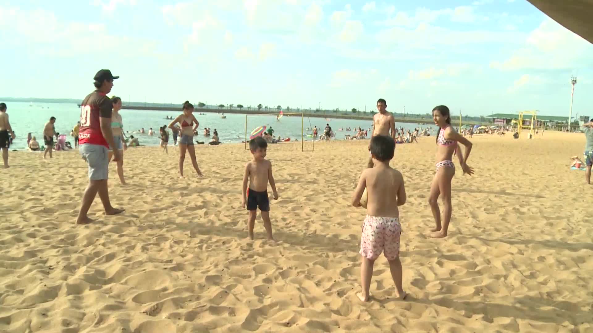 Domingo en Posadas: bañistas eligieron la playa de El Brete para aplacar el calor