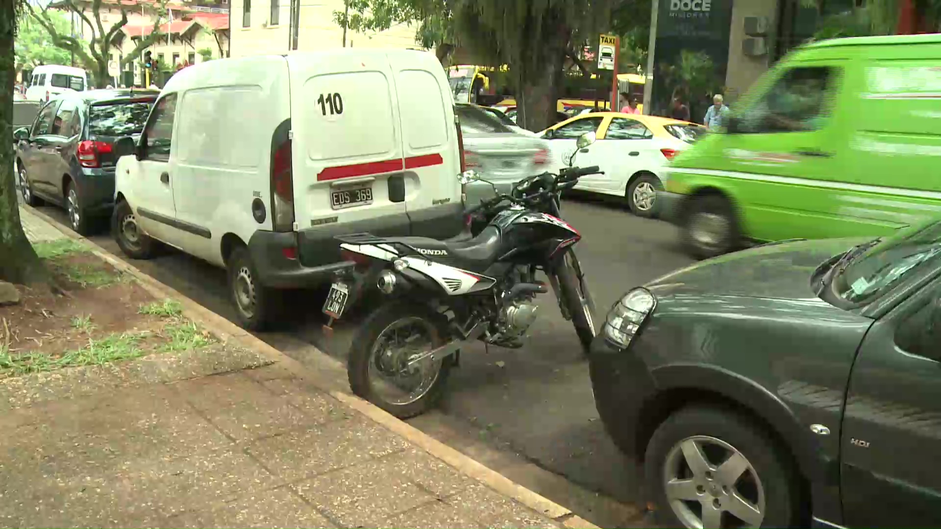 Concejal afirma que no existe ordenanza para multar a motos que estacionen fuera de los lugares asignados