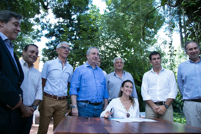 Passalacqua y Michetti firmaron convenios para la construcción de viviendas de madera