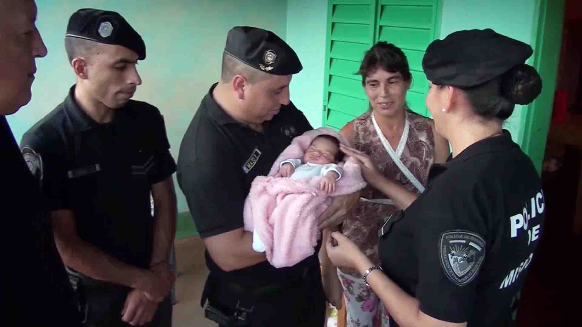 Policías parteros: en diciembre ayudaron a nacer a Milagros y ahora la visitaron