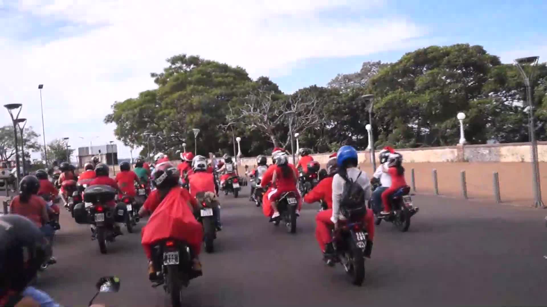 Solidaridad en dos ruedas motoqueros repartieron juguetes en pediatria