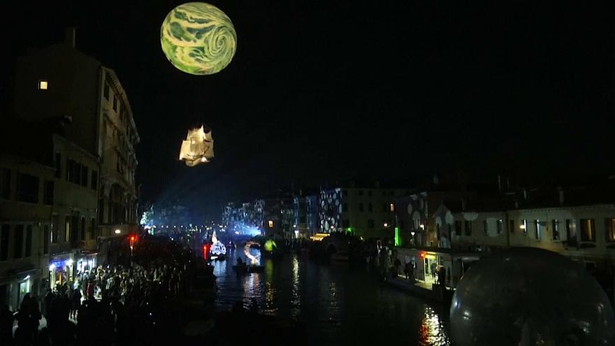 Comenzó el Carnaval en Venecia con un desfile de góndolas