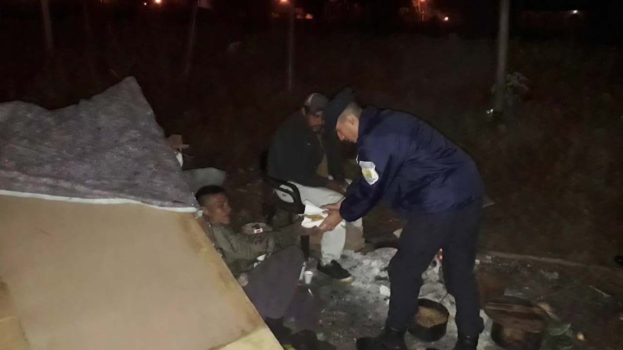 El sábado entregaron infusiones calientes y tortas fritas a personas en situación de calle