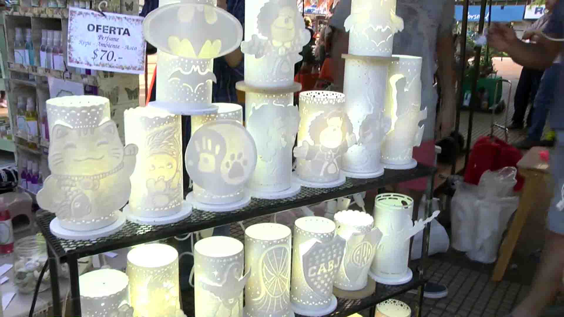 Feria de artesanos en la Plaza 9 de Julio
