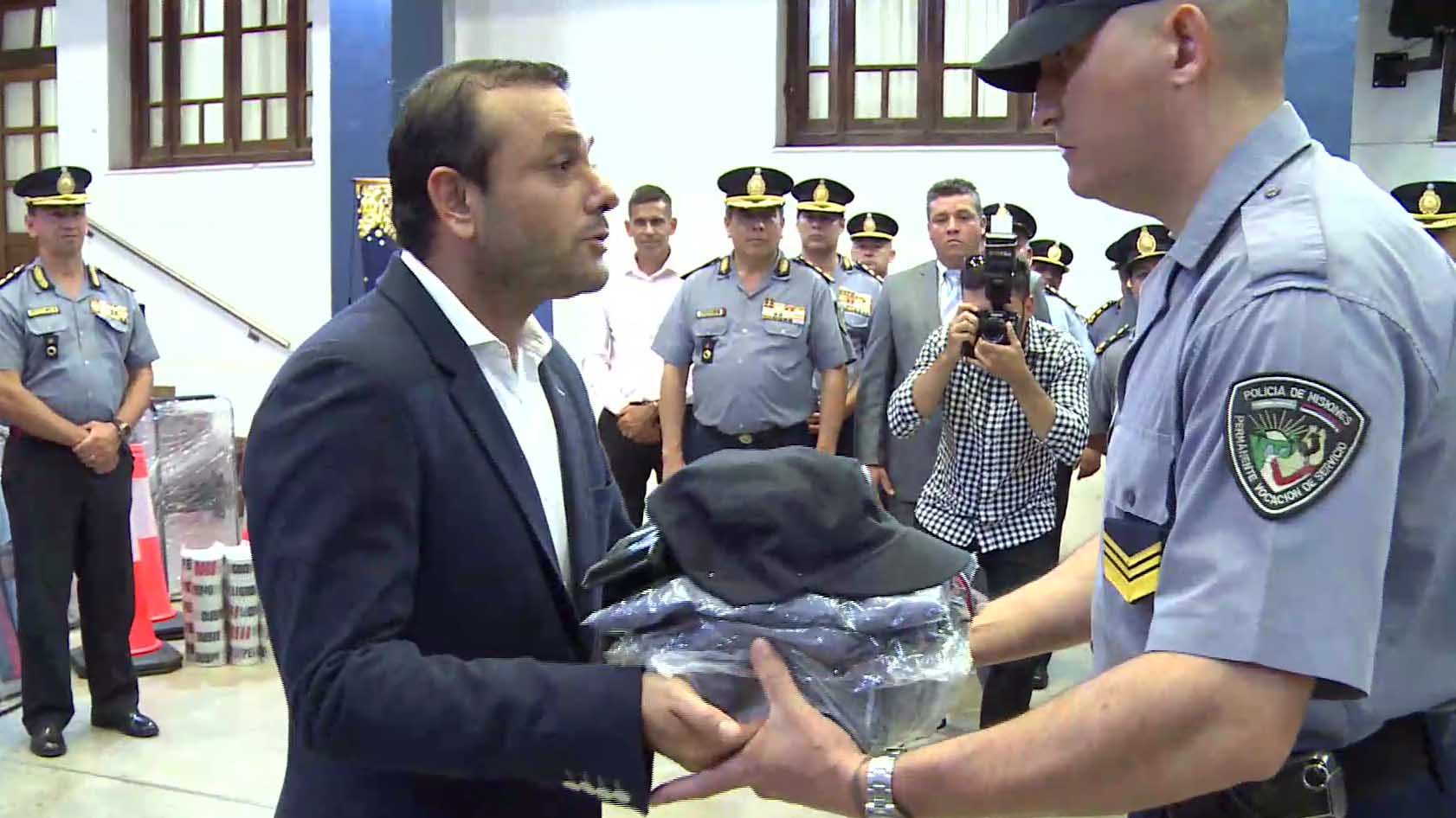 Herrera entregó uniformes y kits de trabajo a la Policía de Misiones