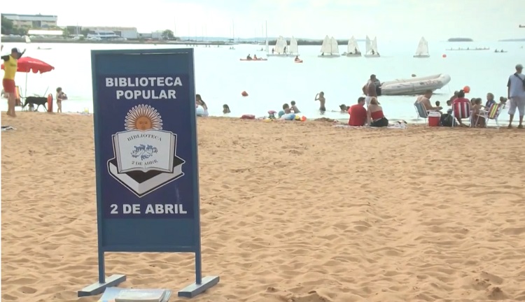 Libros para todos, los fines de semana, en la playa El Brete 