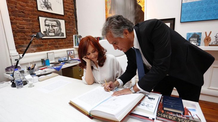 Cristina firmó el traspaso de mando y está a cargo del Poder Ejecutivo hasta que regrese Alberto Fernández