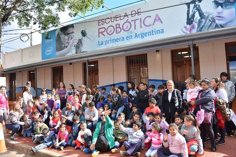 Niños de merenderos conocieron la Escuela de Robótica