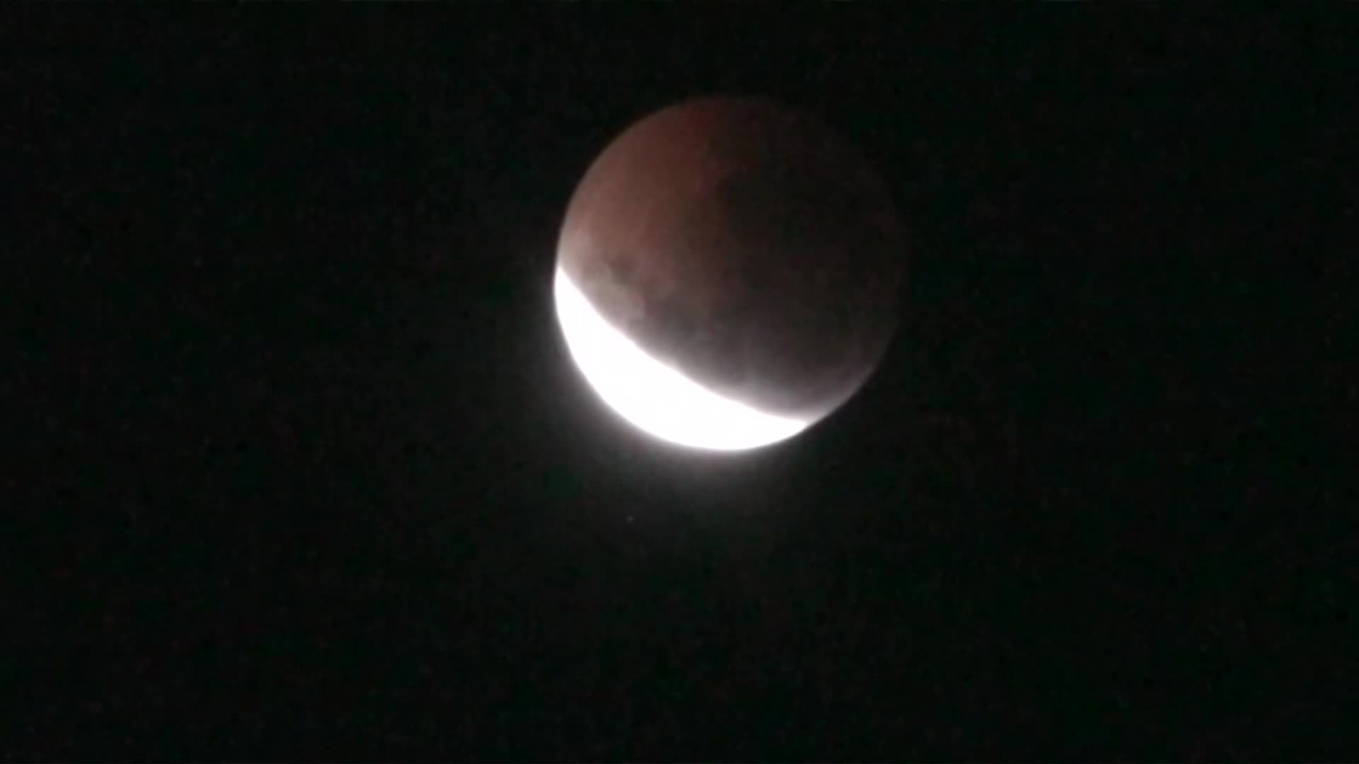 El eclipse lunar deslumbró al mundo esta madrugada