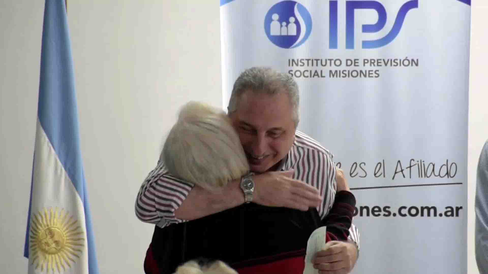 Passalacqua entregó créditos a jubilados del IPS