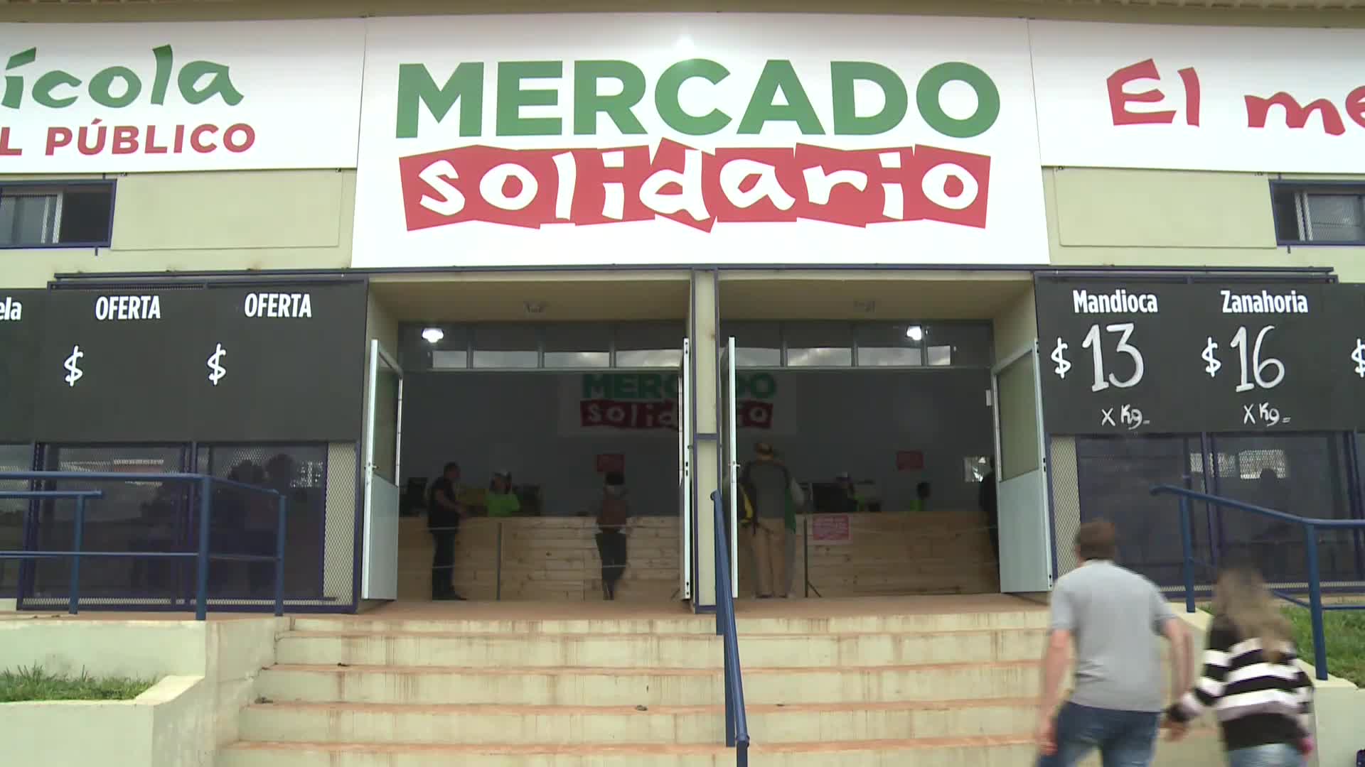 Posadas: el “mercado solidario” vende fruta y verduras al peso en el Mercado Central