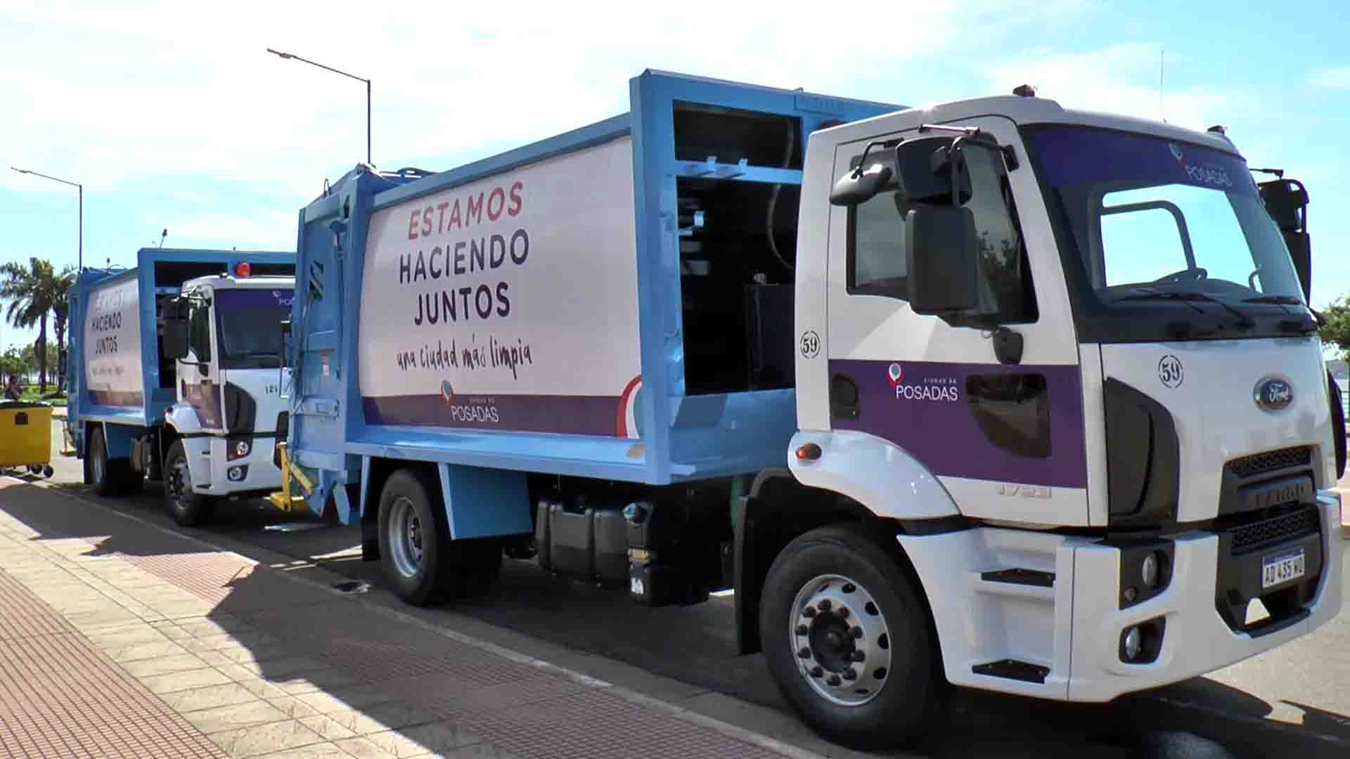 Entrega de camiones recolectores de basura y contenedores