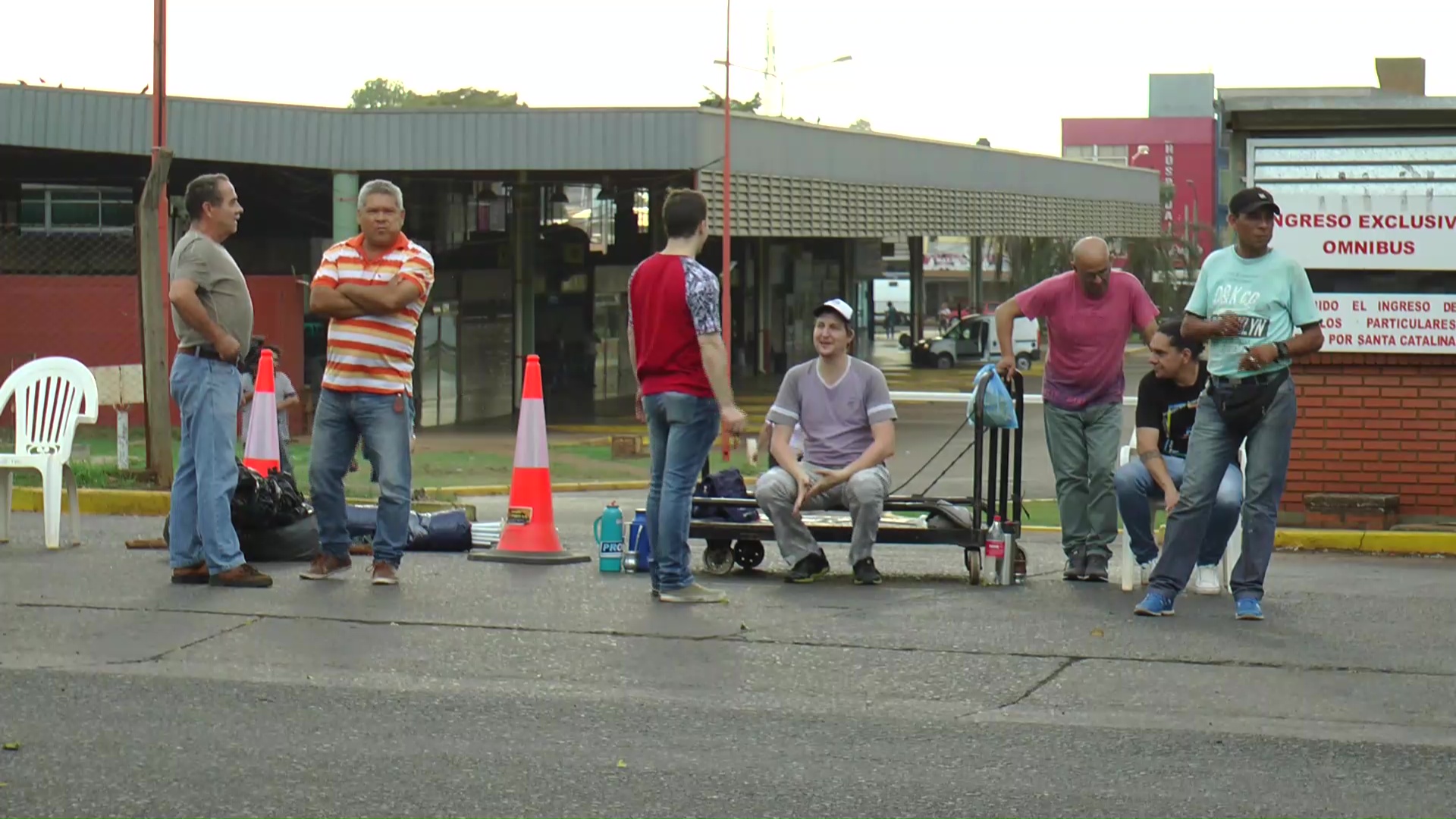 Toque de andén: maleteros cortan el ingreso a la Terminal de Ómnibus de Posadas