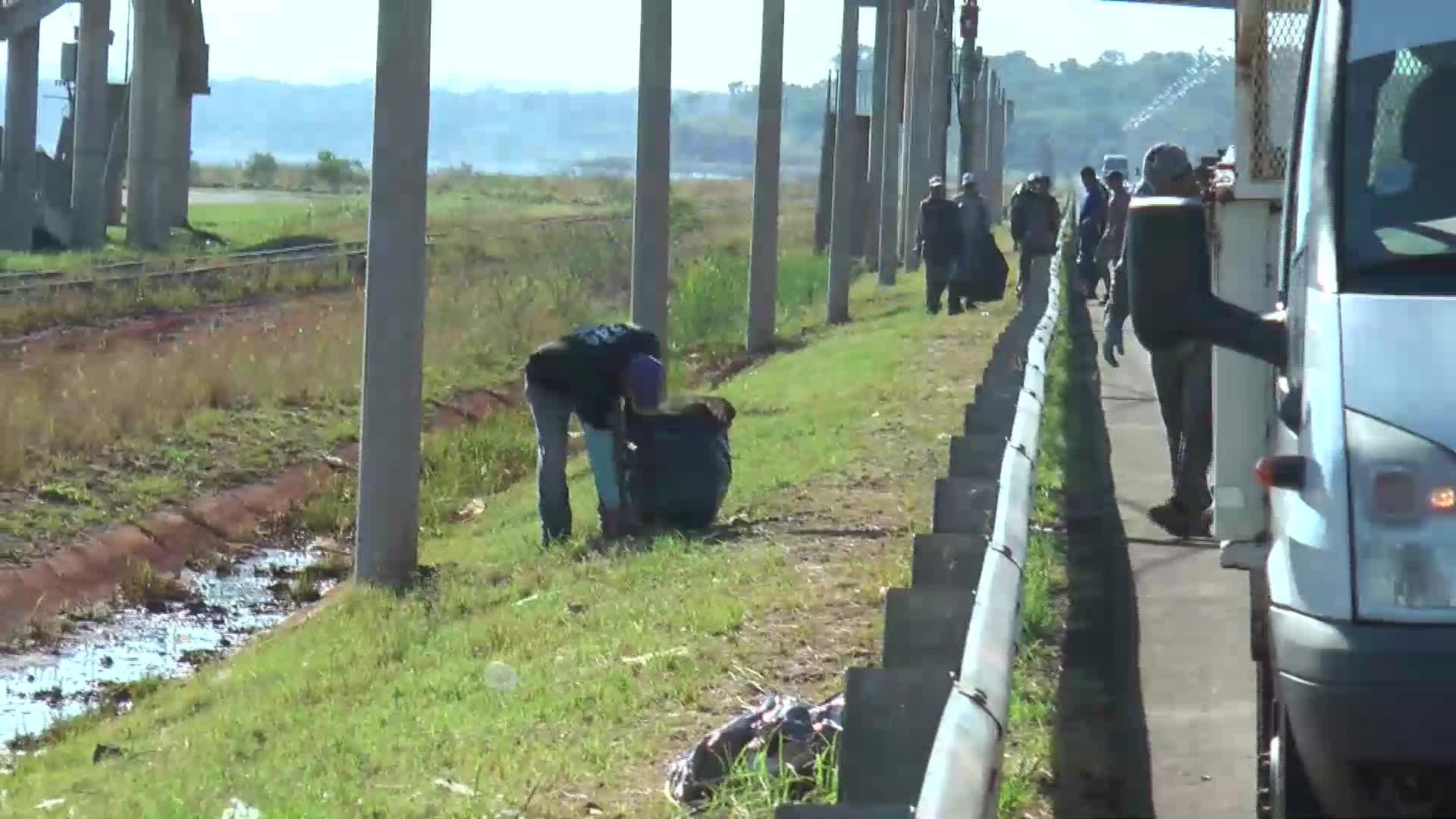 Basura a la largo del Acceso Sur: vestigios de las largas filas para cruzar el puente