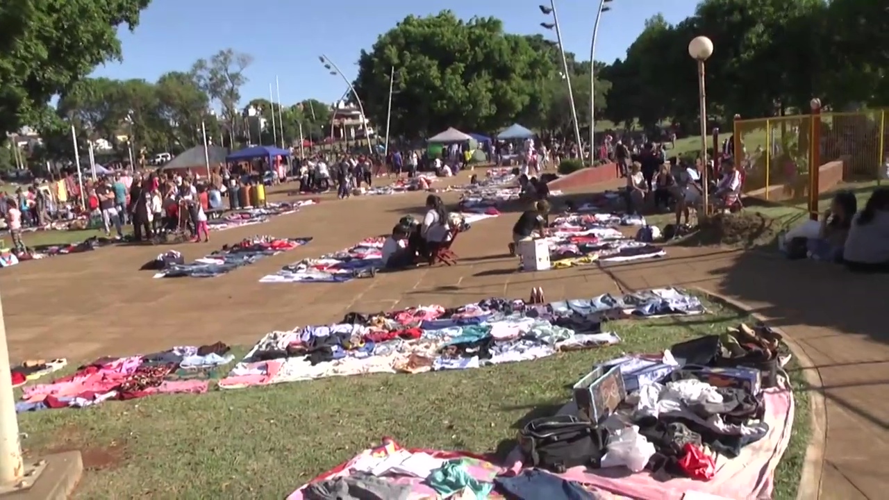 Plaza Sarmiento: Posadas con mercado de pulgas