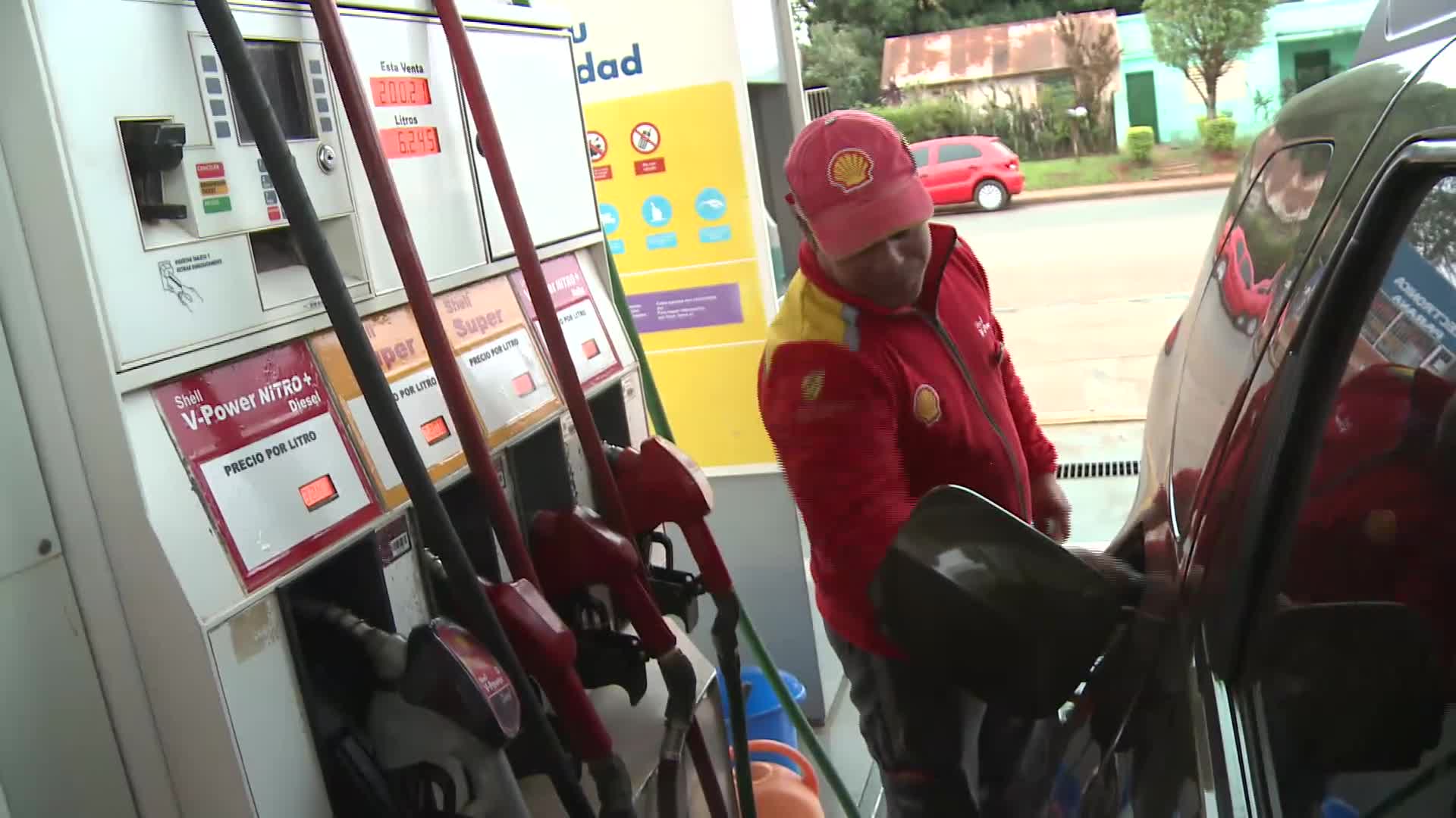 Escases de combustible en estaciones de servicio: apuntan a la presión de petroleras por subas