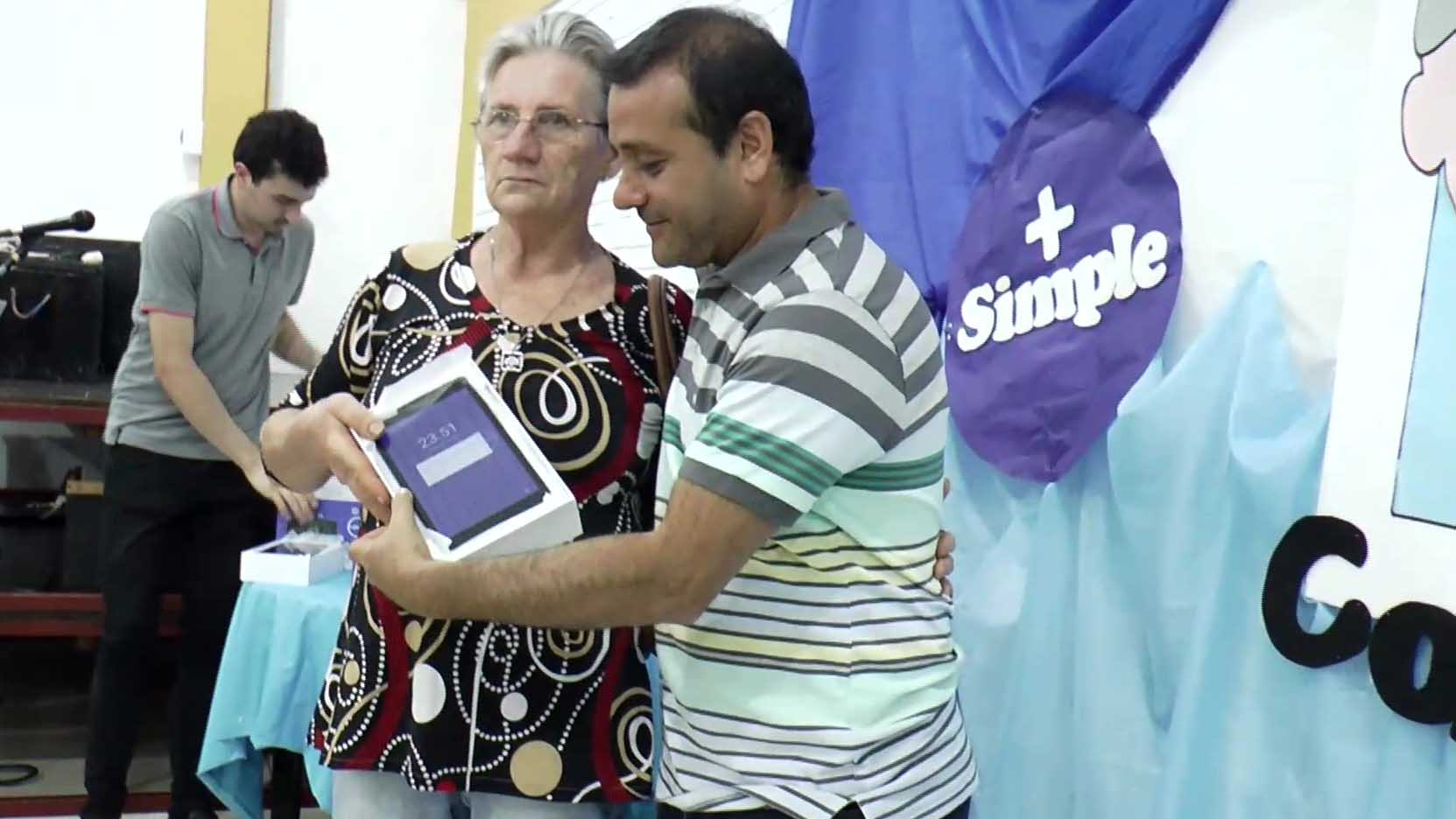 Adultos mayores de El Soberbio recibieron tablets del programa Más Simple