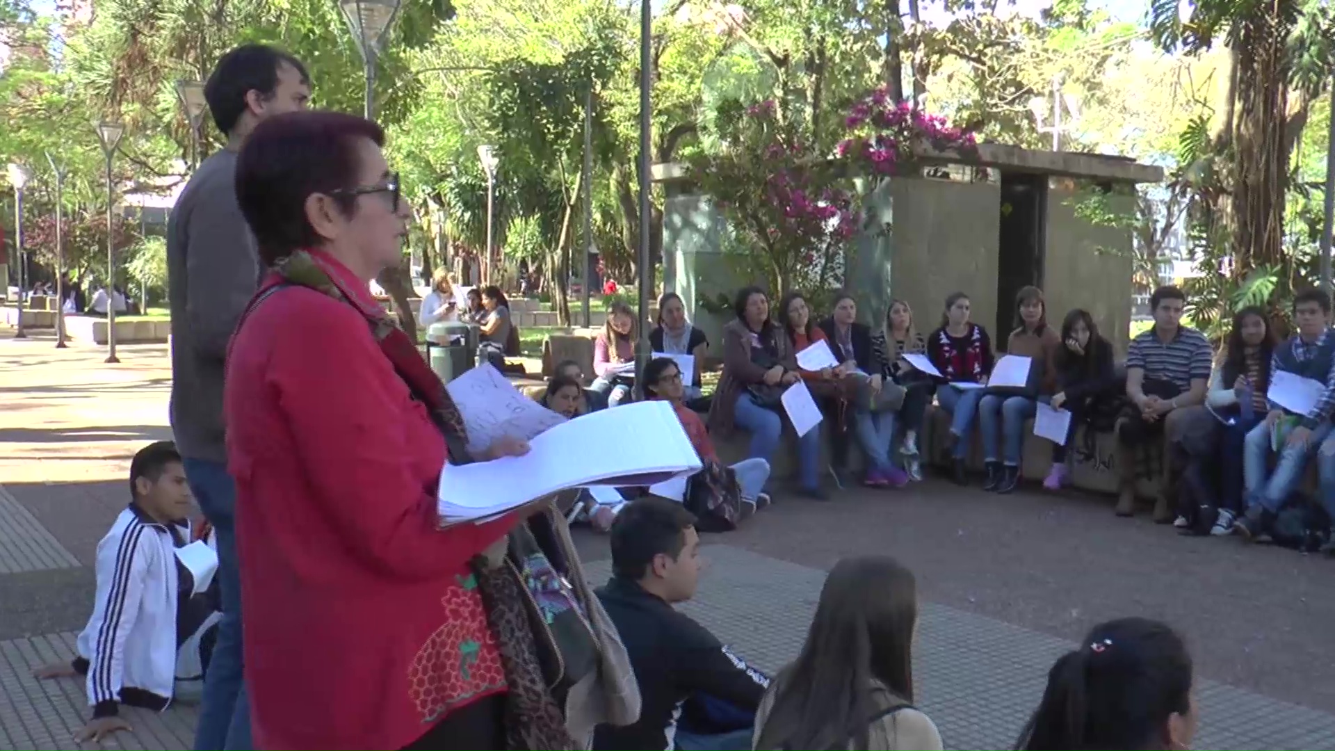 La UNaM dicta clases abiertas en la plaza San Martín de Posadas