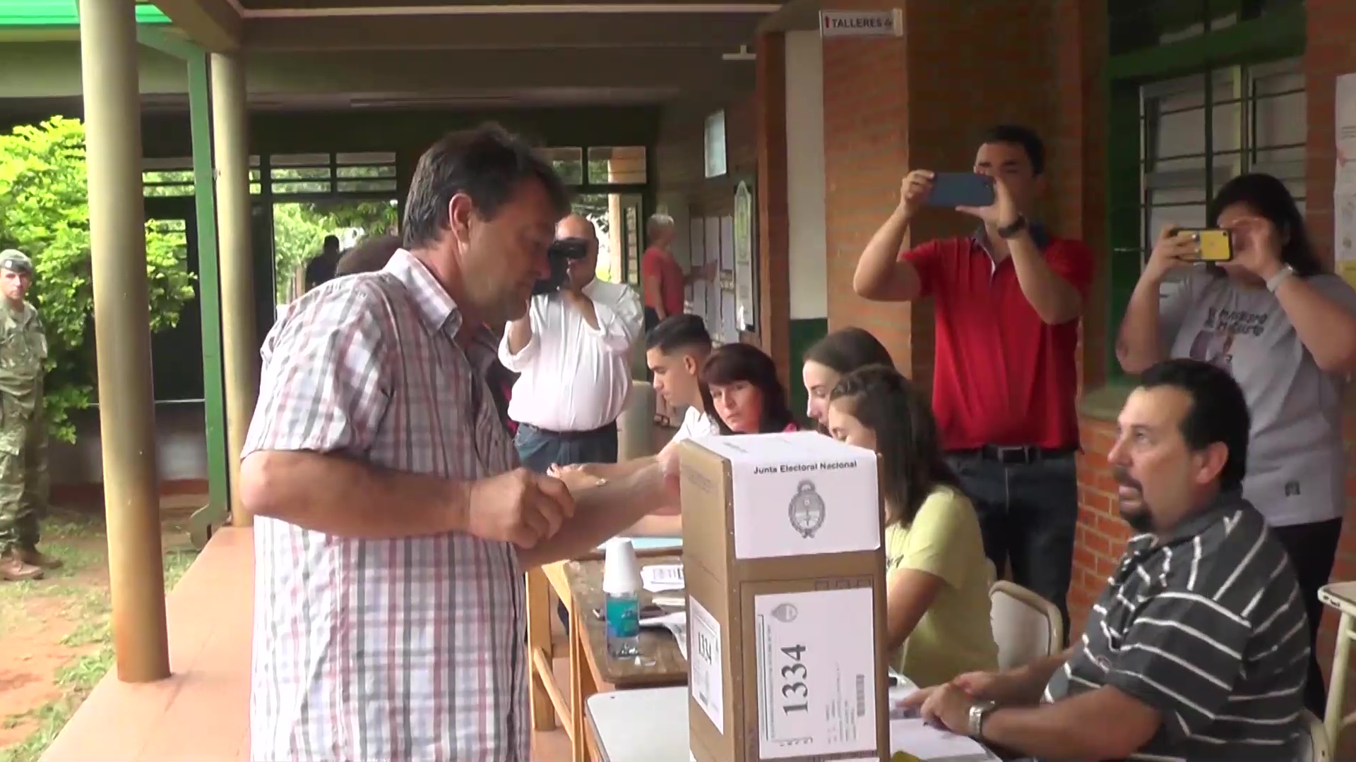 Oberá: Héctor Bárbaro votó a primera hora en la EPET N°3 