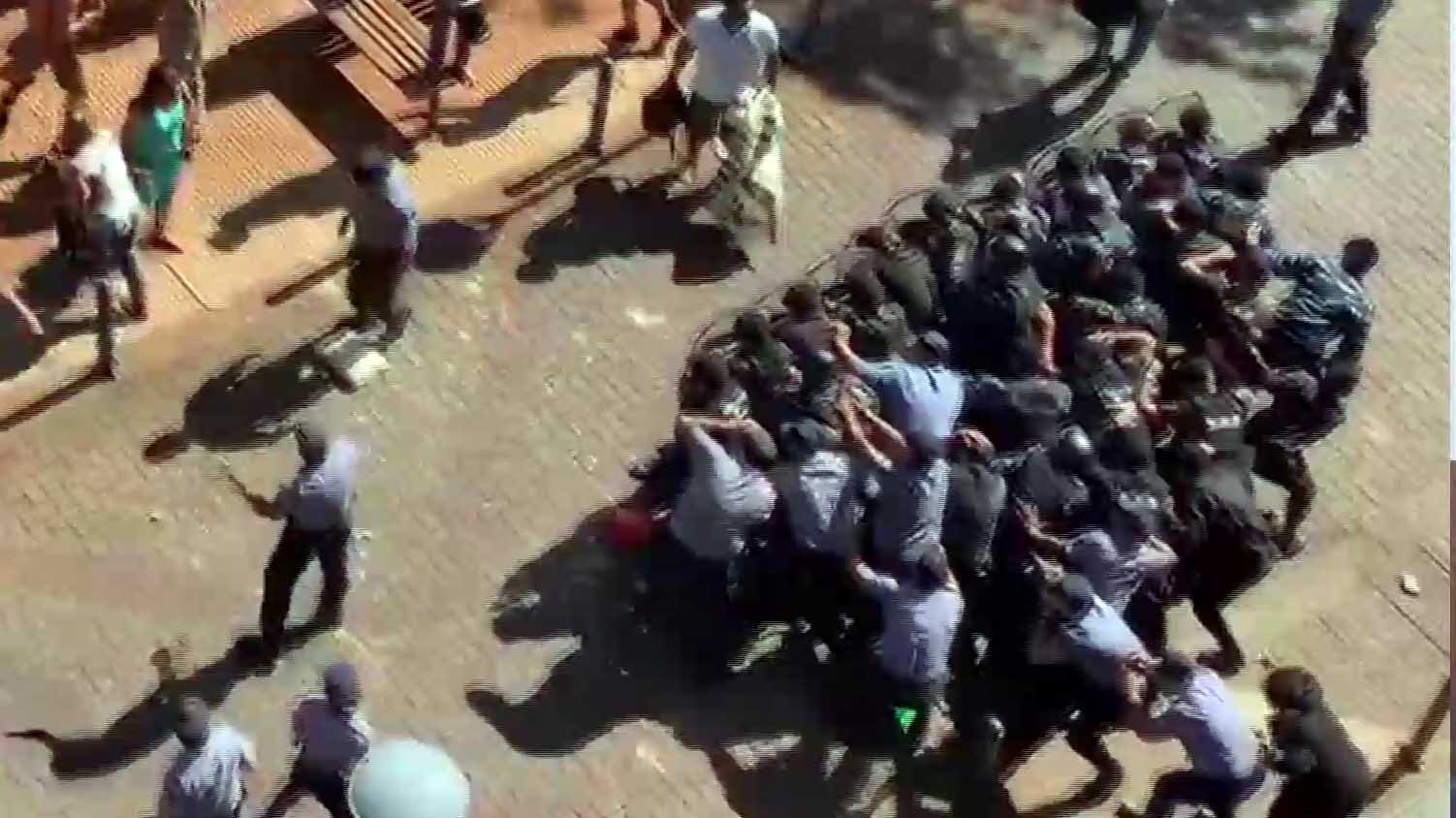 Once son los policías hospitalizados tras ataque de manifestantes