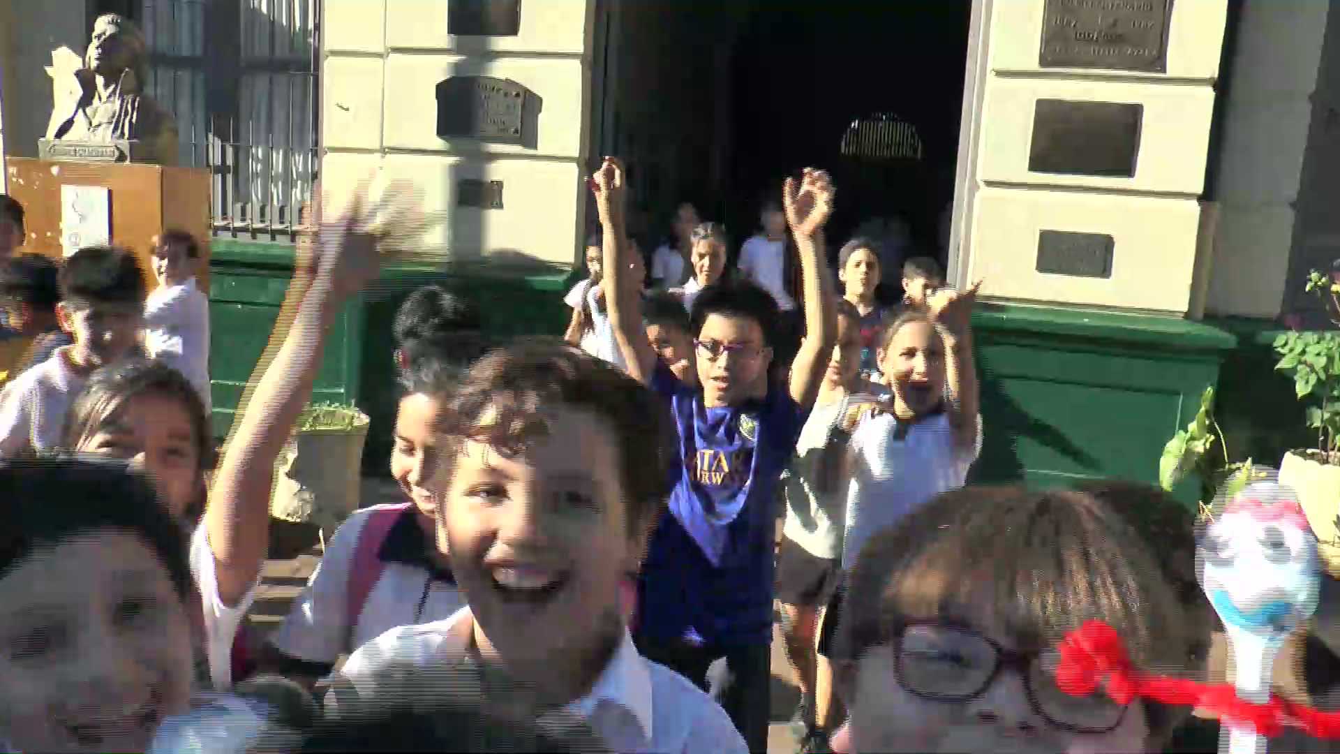 Último día de clases: euforia de los niños al salir de la escuela 