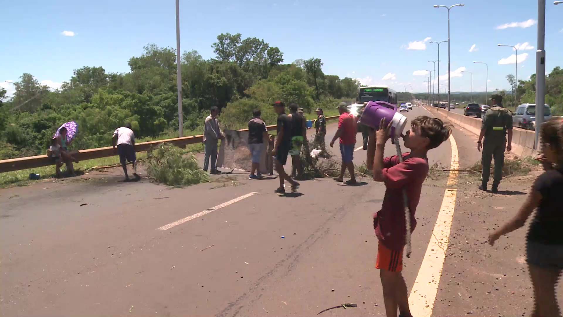 Manifestantes cortan el puente Garupá-Candelaria y liberan cada hora